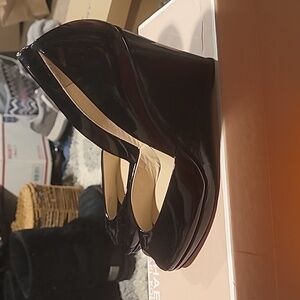 Almost perfect Michale Kors wedge patent leather heel